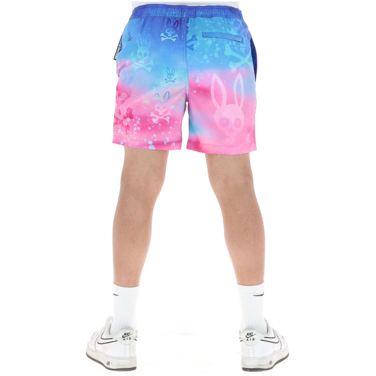 Boxer mare Psycho Bunny Rosa Cosmico; 100% poliestere ad asciugatura rapida. Grafica integrale colorata, fodera elasticizzata, vestibilità regular 6". Design iconico e traspirante. Posteriore 