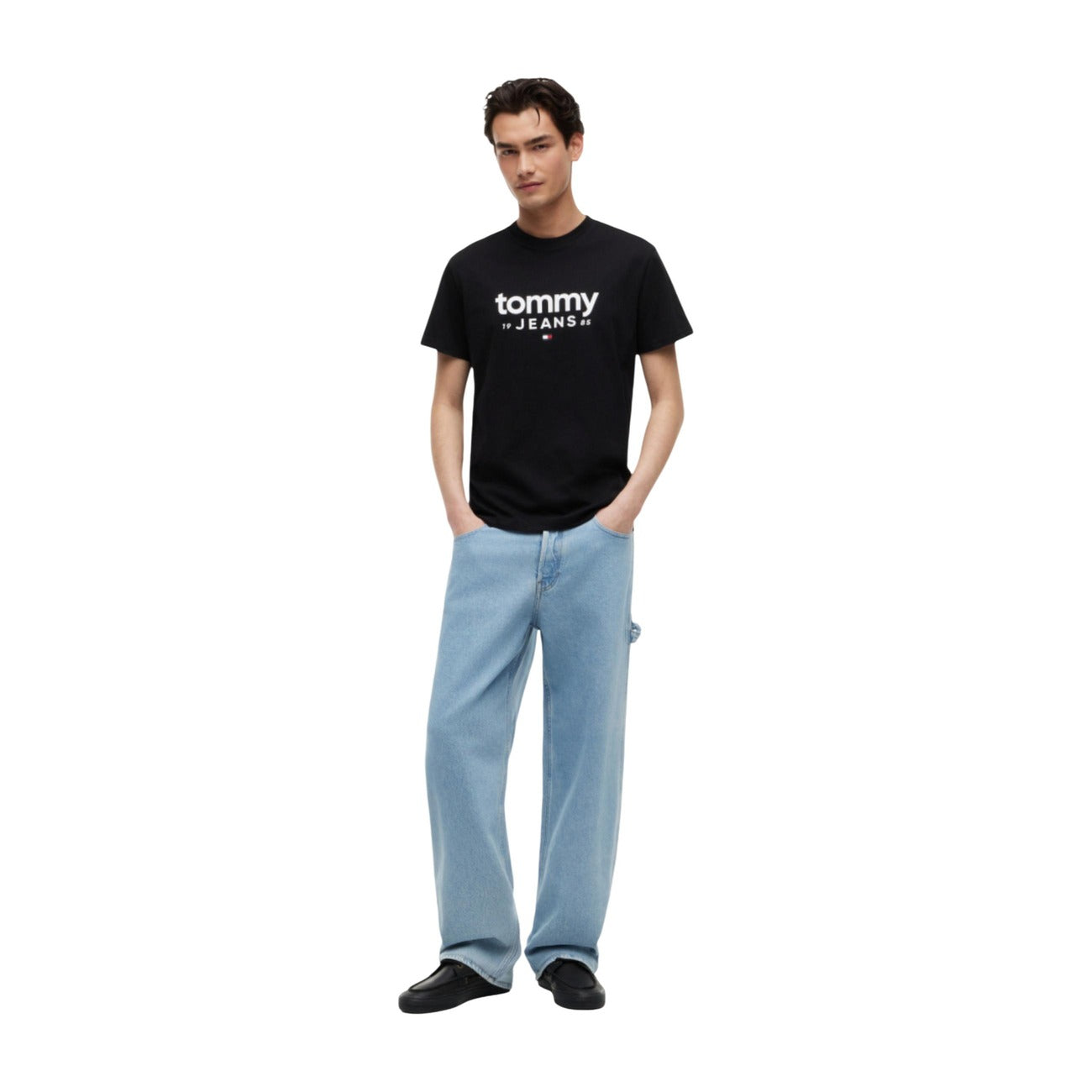 T-shirt Nero Tommy Jeans; Maxi Logo. 100% Cotone Rigenerato. Regular fit, maniche corte, design iconico e sostenibile. Ideale per jeans e look sportivi. Figura intera 