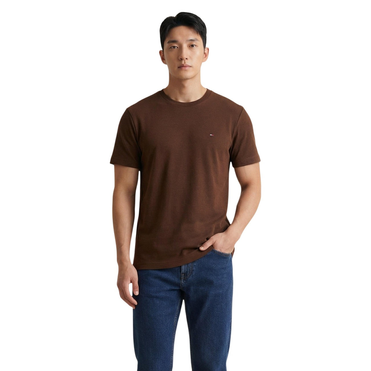 T-shirt Tommy Hilfiger Marrone scuro, 100% Cotone Rigenerato. Regular fit, logo piccolo ricamato, collezione sostenibile. Leggera, versatile e ideale per outfit casual estivi. Vista frontale 