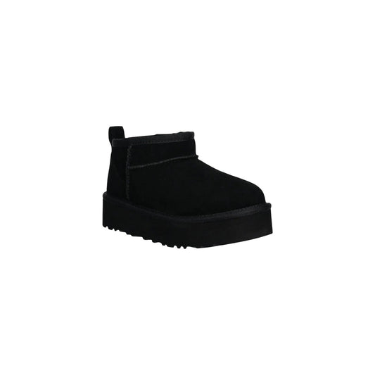 Stivali UGG Classic Ultra Mini Platform neri da bambina e ragazza 1157791K. Stivaletti bassi in pelle scamosciata con suola spessa in EVA da canna da zucchero, cuciture a vista e calda imbottitura in lana rigenerata.
