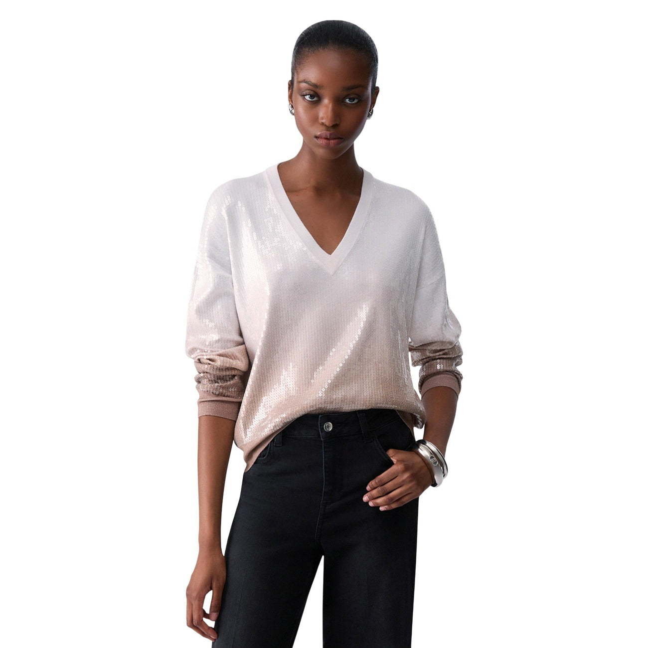 Maglione Liu Jo donna beige scollo V. Pullover elegante in sfumatura dégradé 80% viscosa con dettagli luminosi in paillettes ricamate e finiture a costine per l'autunno/inverno.