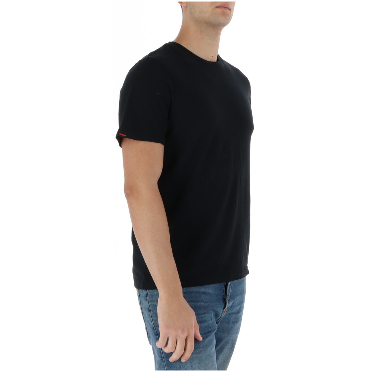 Superdry Tee Total Black M1012226A; 100% cotone, girocollo, manica corta. La t-shirt nera definitiva, resistente e versatile. Vista frontale laterale 