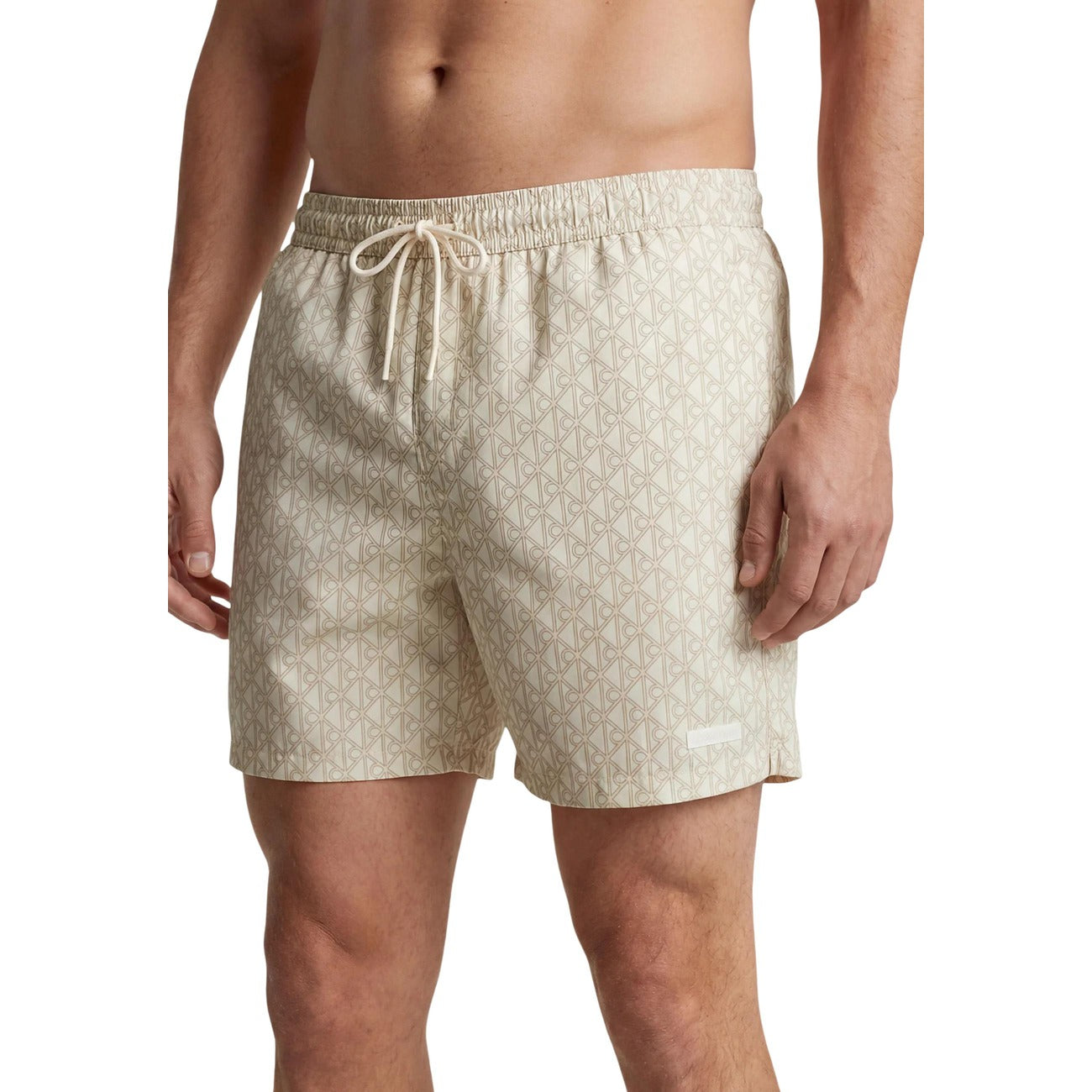 Boxer Mare Calvin Klein; Beige. 100% Poliestere Riciclato. Vita regular con coulisse, lunghezza media, asciugatura rapida. Logo minimal, stile casual e sostenibile. Vista frontale 