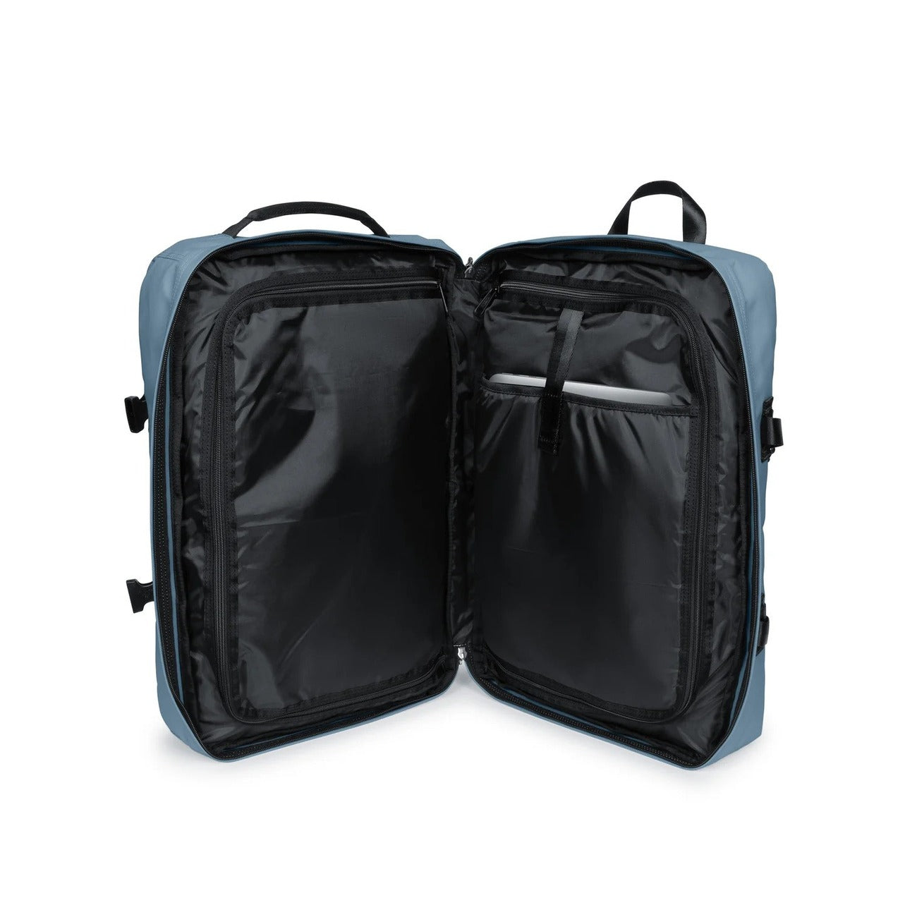 Zaino Borsone azzurro Eastpak Travelpack; 51x33x23 cm. 100% poliestere idrorepellente, doppio scomparto con zip e tasca laptop 17". Spallacci e manici a scomparsa, ideale come bagaglio a mano. Vista aperta 