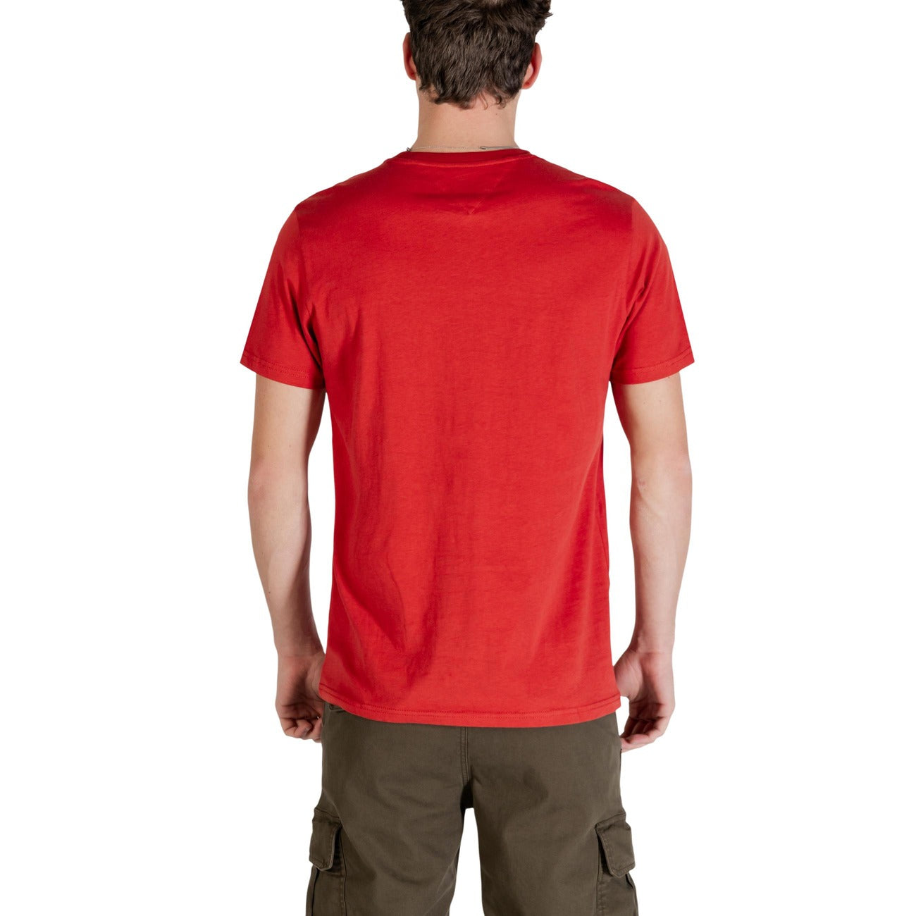 T-shirt Tommy Hilfiger Slim Essential; 100% Cotone. Vestibilità slim, logo flag ricamato sul petto, manica corta. T-shirt uomo fresca, resistente e dal design iconico. Colore rosso. Vista Posteriore 