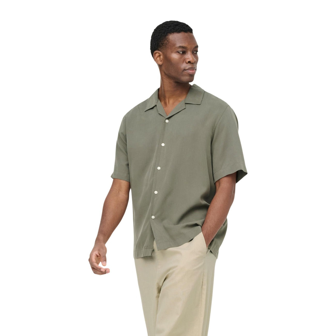 Camicia Only & Sons Onsperu; Verde, 100% Tencel. Maniche corte, regular fit, colletto aperto. Tessuto traspirante, sostenibile e antipiega naturale. Ideale per la stagione estiva.