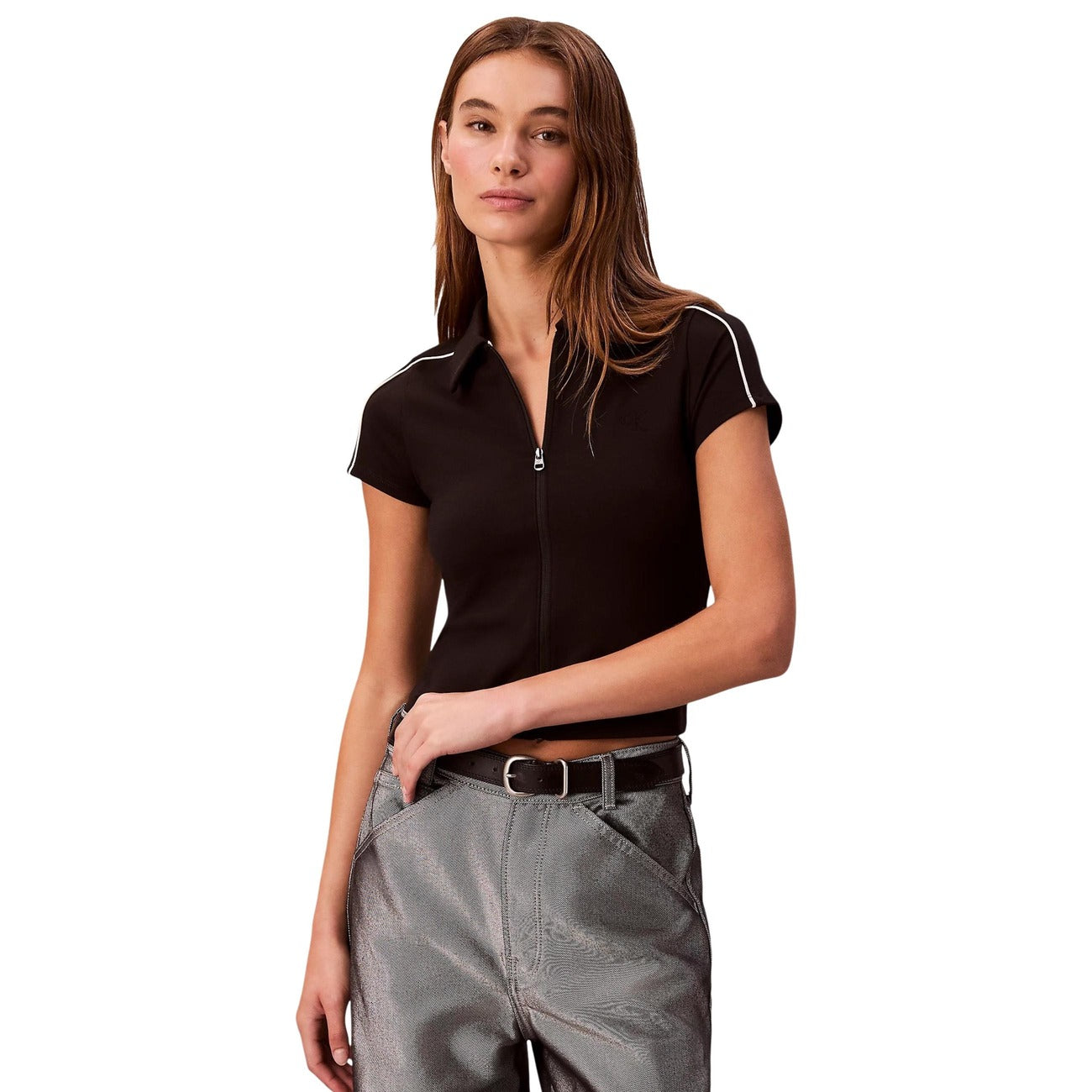 Polo Corta Calvin Klein; Maglia Tecnica. Vestibilità Slim, chiusura con zip, dettaglio monogramma. Tessuto elasticizzato e traspirante. Design d'autore essenziale e moderno. Vista frontale Colore nero 