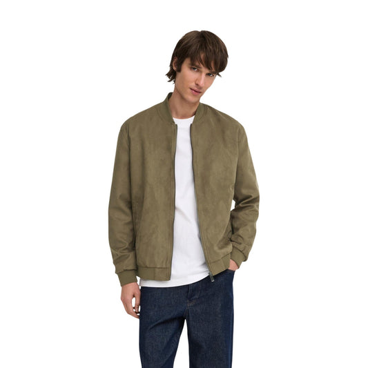 Giacca bomber uomo Only & Sons camoscio oliva teak 22027463. Giubbino scamosciato mezza stagione in 100% poliestere con colletto da baseball, cerniera e fodera interna.