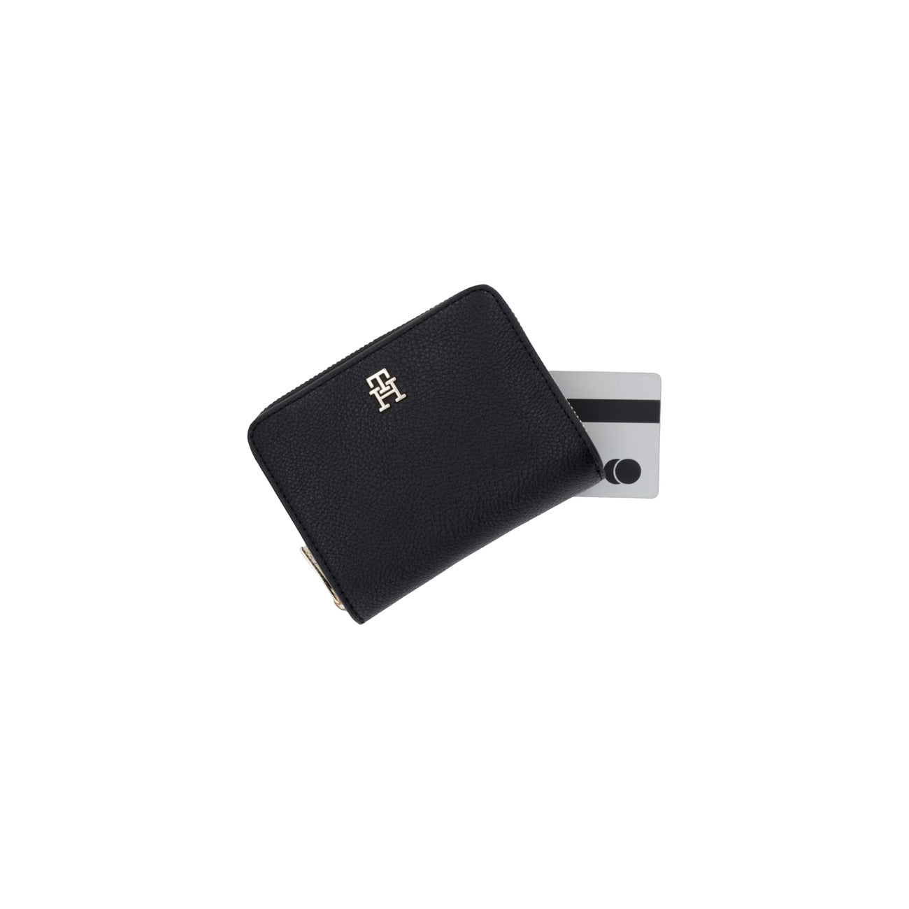 Portafoglio Compatto Donna Tommy Hilfiger; Nero. Finitura zigrinata, scomparto zip portamonete e sezione carte con bottone a pressione. Dettagli in metallo oro lucido e monogramma TH frontale. Misure micro e capienti (12x10 cm). Frontale 