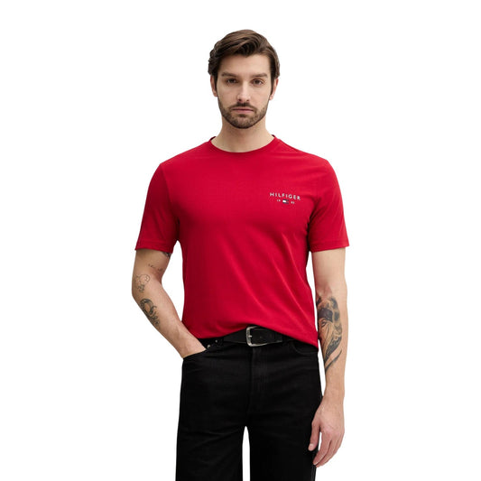 T-shirt Tommy Hilfiger Rosso; 100% Cotone. Logo Hilfiger ricamato, maniche corte, vestibilità regular. Capo quattro stagioni, traspirante e dallo stile casual premium. Vista frontale 