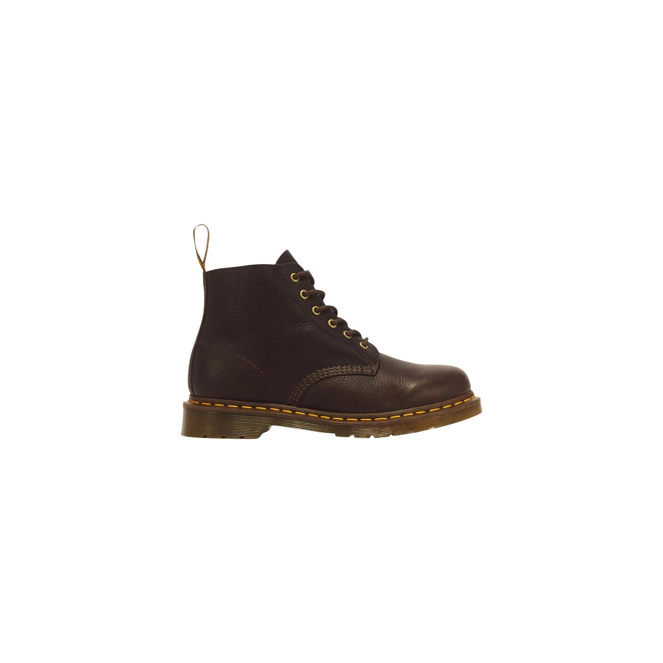 Stivaletti stringati Dr Martens 101 UB pelle Ambassador. Anfibi corti a 6 fori in morbida pelle martellata dall'aspetto vissuto, occhielli metallici, suola AirWair e iconiche impunture gialle a vista.