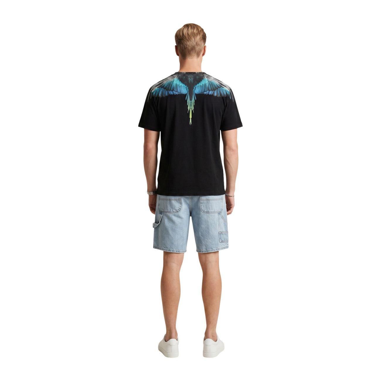 T-shirt County Of Milan; Nero. 100% Cotone premium. Iconica stampa ali su spalle e petto, vestibilità regular, girocollo. Stile urban-chic iconico, stagione 2026. Figura intera 