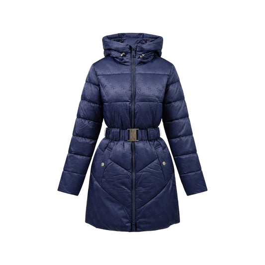 Piumino Guess donna New Imma Logo W6BL50 W4144. Giambotto lungo/midi imbottito sfiancato con cintura, trama logata all-over tono su tono, cappuccio e chiusura con cerniera, collezione autunno inverno. Blu 