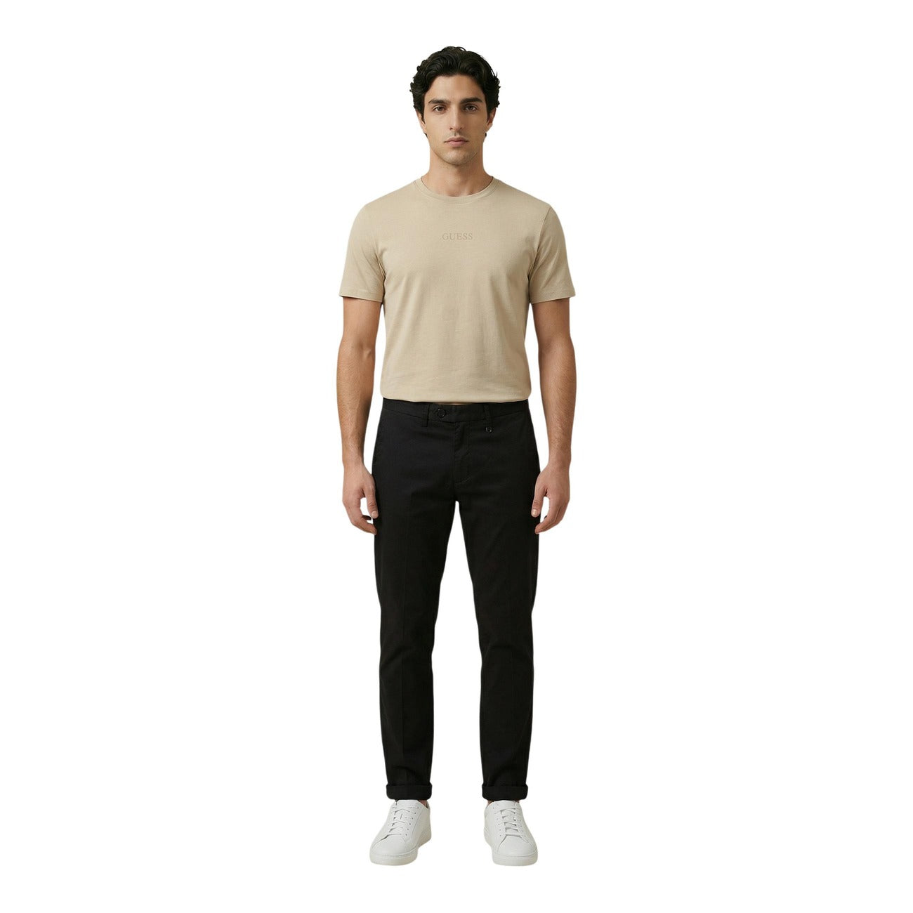 Dettaglio t-shirt Guess SS BSC QUATTRO G MIST TEE uomo beige con stampa frontale e scollo tondo vista frontale figura intera indossata da modello