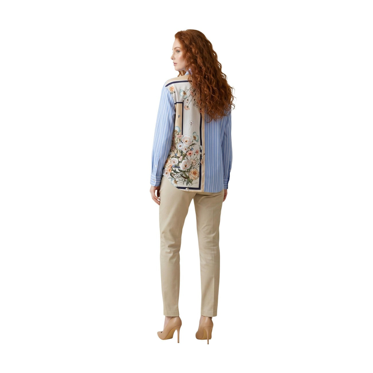 Liu Jo Camicia Patchwork WA6383; cotone stretch, chiusura frontale con bottoni, stampa floreale e righe. Stile artistico e contemporaneo. Vista posteriore figura intera 