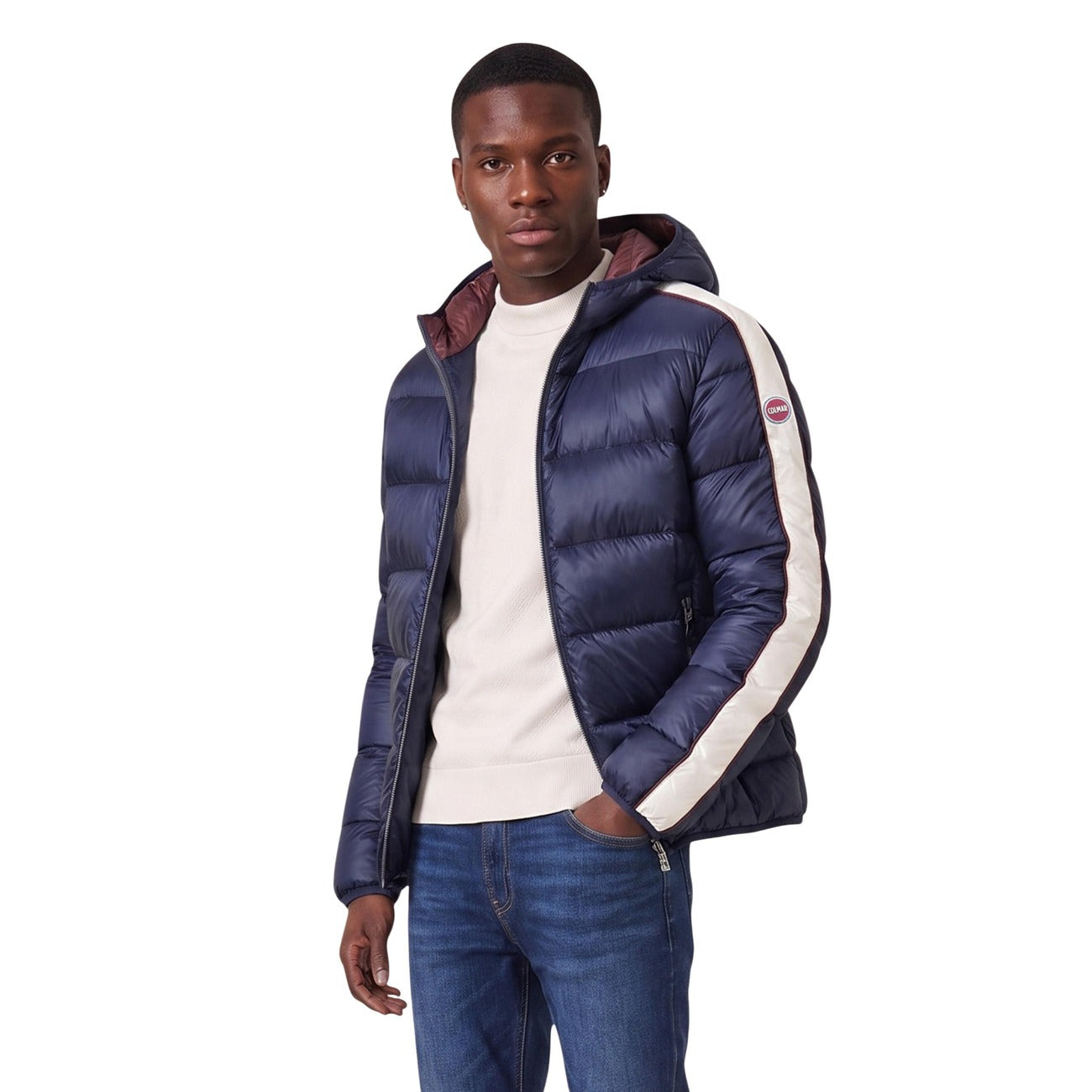 Piumino Colmar uomo blu navy Heritage. Giaccone invernale bicolore idrorepellente con cappuccio, imbottitura in piuma d'oca naturale certificata RDS, tessuto riciclato e patch logo Colmar in feltro.