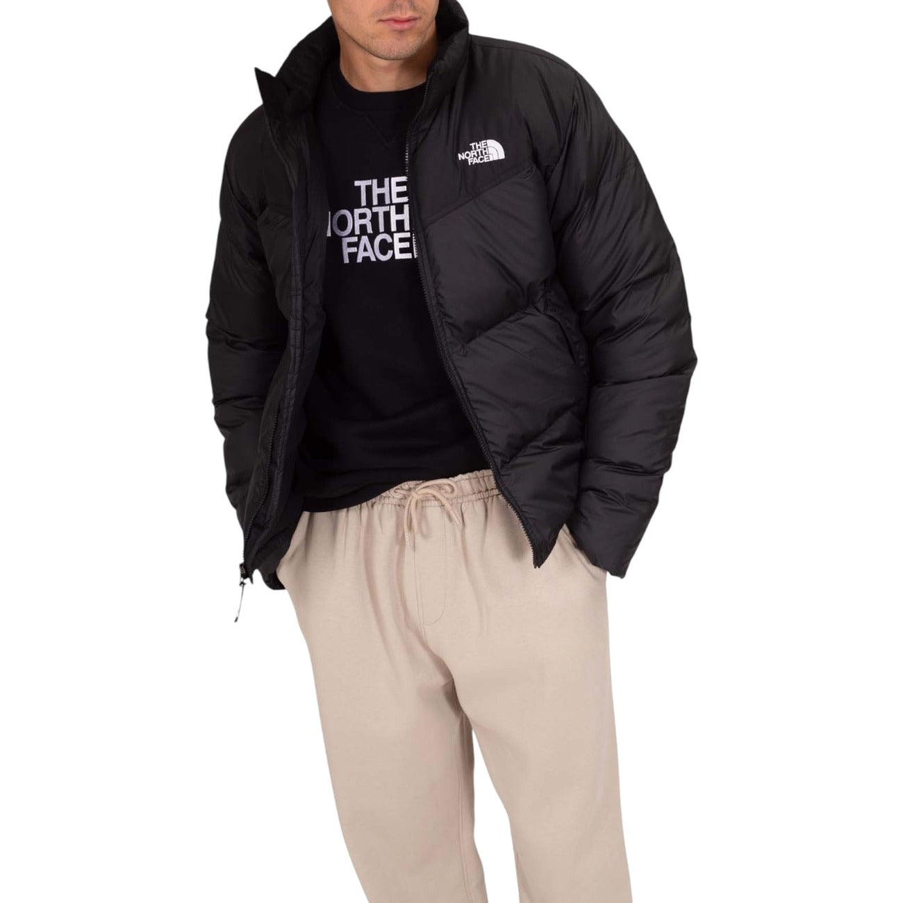 Piumino The North Face Saikuru uomo nero NF0A853IJK3. Giacca imbottita invernale da uomo antivento e isolante in poliestere con colletto alto, zip e logo The North Face bianco ricamato, abbigliamento pesante uomo.