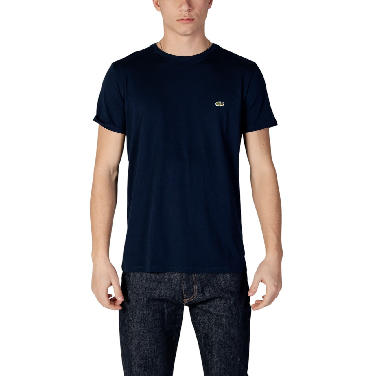 T-shirt Lacoste Basic Logo uomo blu navy con logo maniche corte scollo tondo - vista frontale indossata da modello
