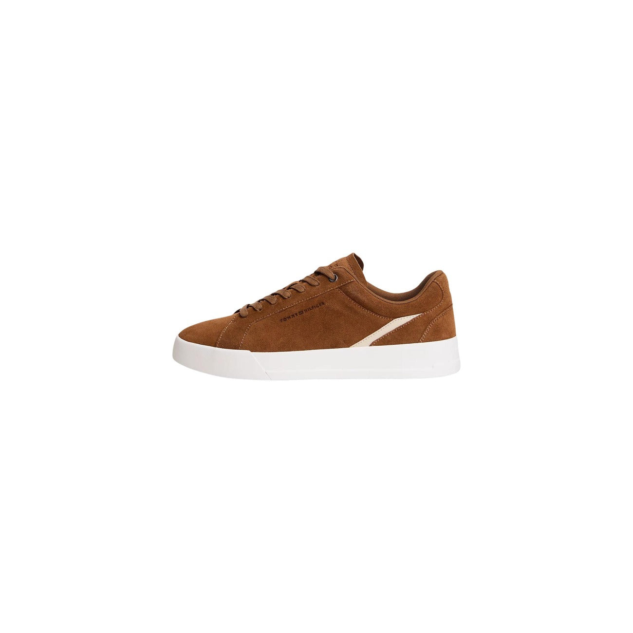 Sneakers Beige Tommy Hilfiger; 100% Camoscio. Suola in gomma, soletta rimovibile, logo impresso. Eleganti, morbide e traspiranti. La sneaker neutra definitiva per ogni occasione.