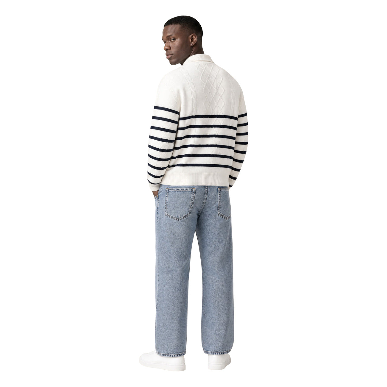 Cardigan Uomo Tommy Hilfiger Jeans; Bianco. 100% cotone rigenerato a maglia intrecciata con righe a contrasto. Colletto classico, chiusura con bottoni e fit regolare. Stile preppy-casual per la mezza stagione. Posteriore figura intera 