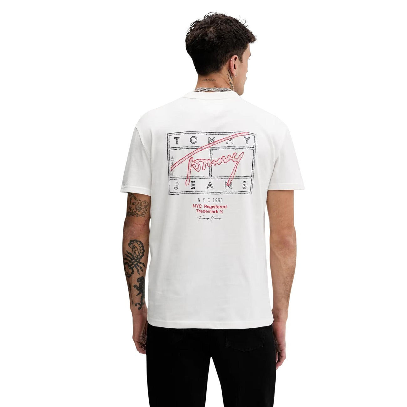 T-shirt Tommy Jeans Spray; 100% Cotone. Logo firma effetto spray (fronte/retro), vestibilità regular, branding ricamato sulla manica. Maglia uomo fresca e traspirante dal design urban-art. Colore bianco vista posteriore 