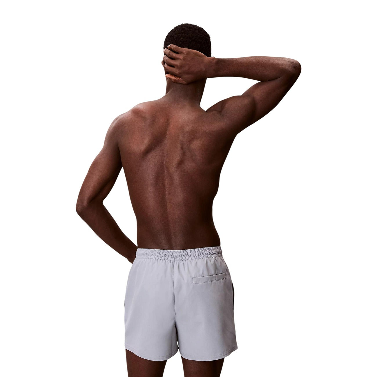 Costume Boxer Grigio Calvin Klein; 100% Poliestere Riciclato. Asciugatura rapida, vita con coulisse, logo sulla gamba. Stile mare minimale ed ecosostenibile. Posteriore 