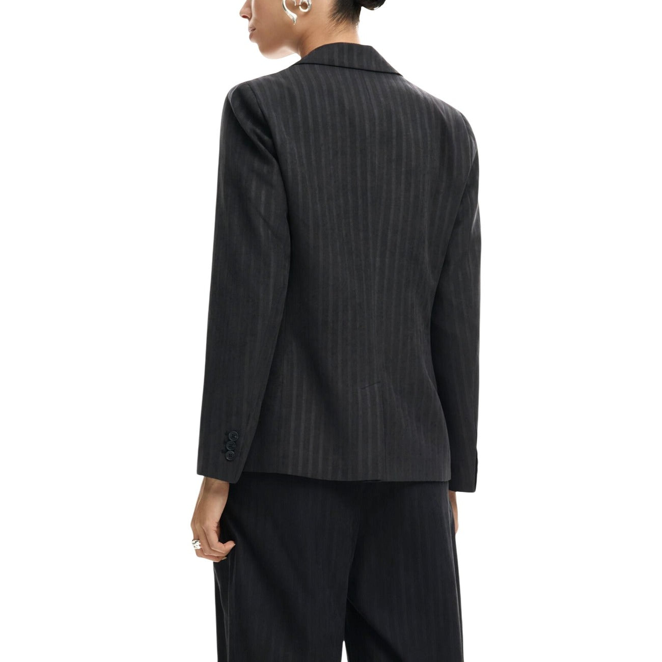 Giacca blazer Desigual donna nera a righe gessato con bottoni bavero manica lunga - vista posteriore retro indossata da modello
