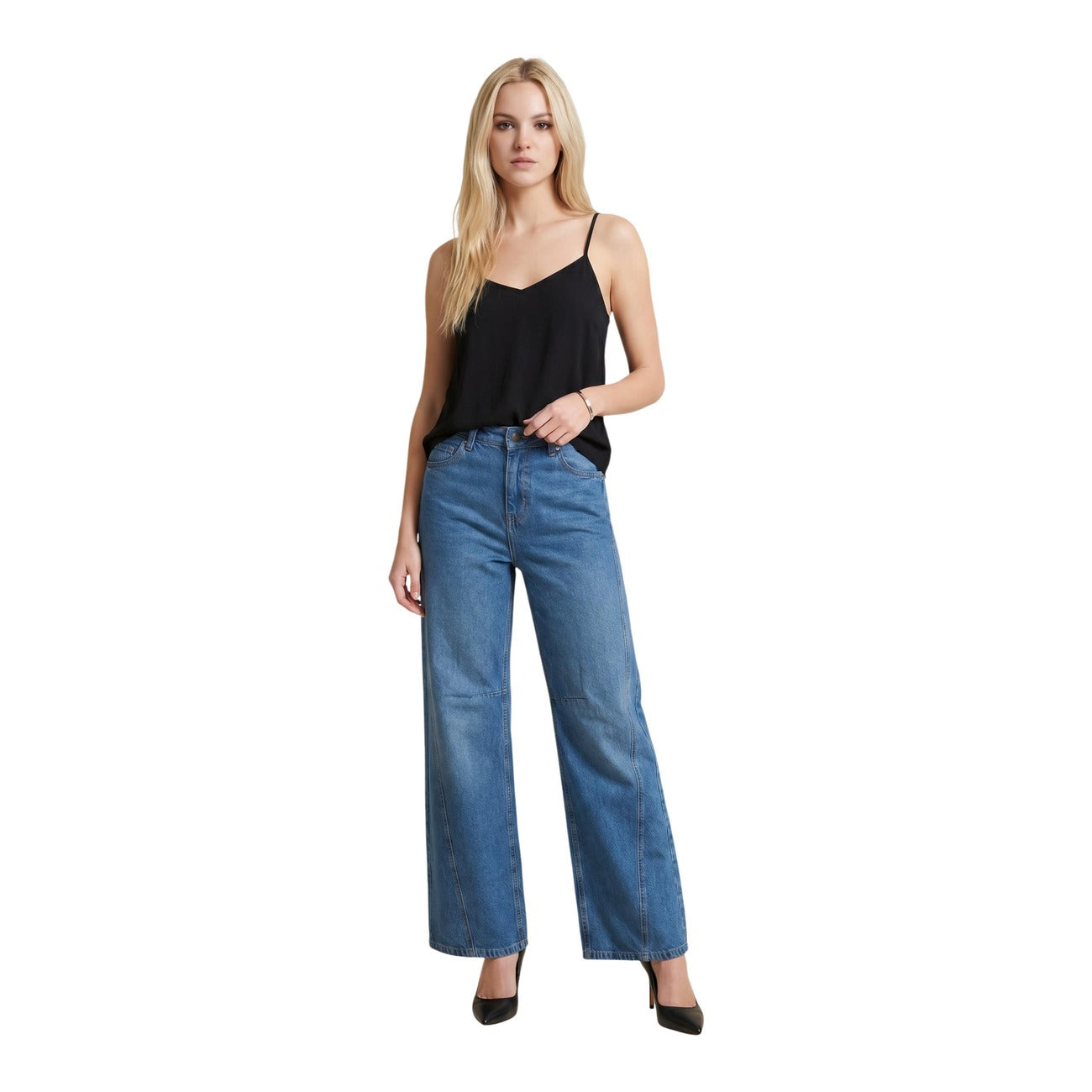 Canotta Only Nova Life; Nero. 86% Viscosa, 14% Poliestere. Scollo a V, spalline sottili, tessuto leggero e morbido. Vestibilità fluida, stile casual-raffinato. Figura intera 
