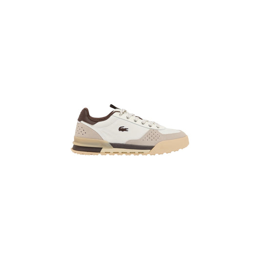 Sneakers sportive da uomo Lacoste nei toni del bianco e marrone, realizzate in pelle, camoscio e tessuto ripstop traforato, con suola ammortizzata e coccodrillo sul lato.