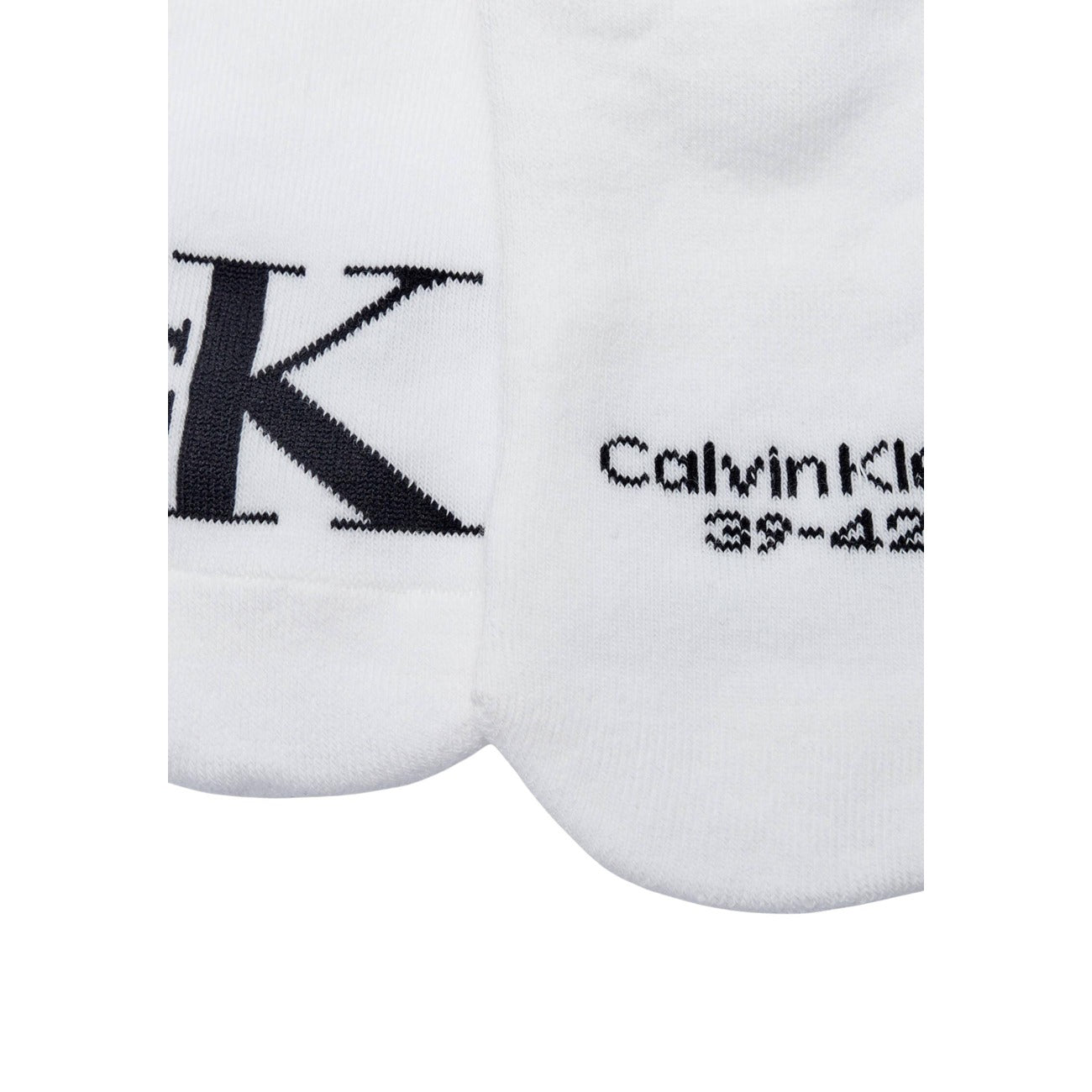 Pack 2 Paia Calzini Footie Calvin Klein Jeans; Bianco. 80% Cotone, 20% Fibre tecniche. Taglio High Cut anti-sfregamento, logo CK a contrasto, vestibilità stretch e traspirante. Dettaglio logo 