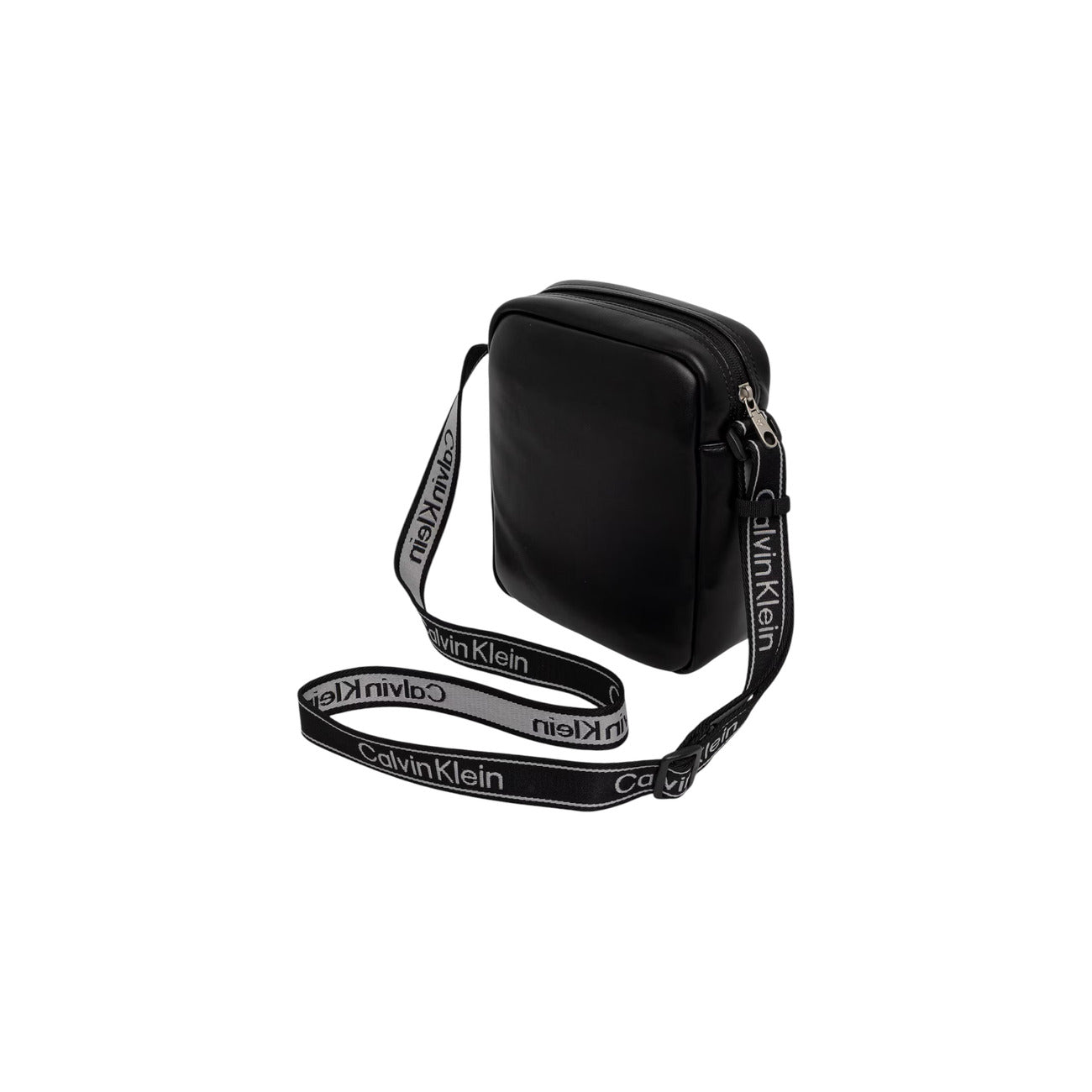 Borsa Tracolla Uomo Calvin Klein Bold Reporter; Nero. 100% Poliuretano liscio, maxi logo frontale, tracolla in nastro logato, tasca esterna zippata. Dimensioni intermedie (18x23 cm), stile casual-streetwear 4 stagioni. Posteriore con tracolla 
