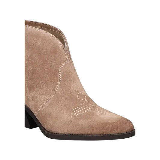 Stivaletti beige donna Liu Jo Austin 03. Stivali texani bassi in camoscio beige con tacco cubano 6 cm, punta affusolata, dettagli cuciture stile bohémien e logo metallico.