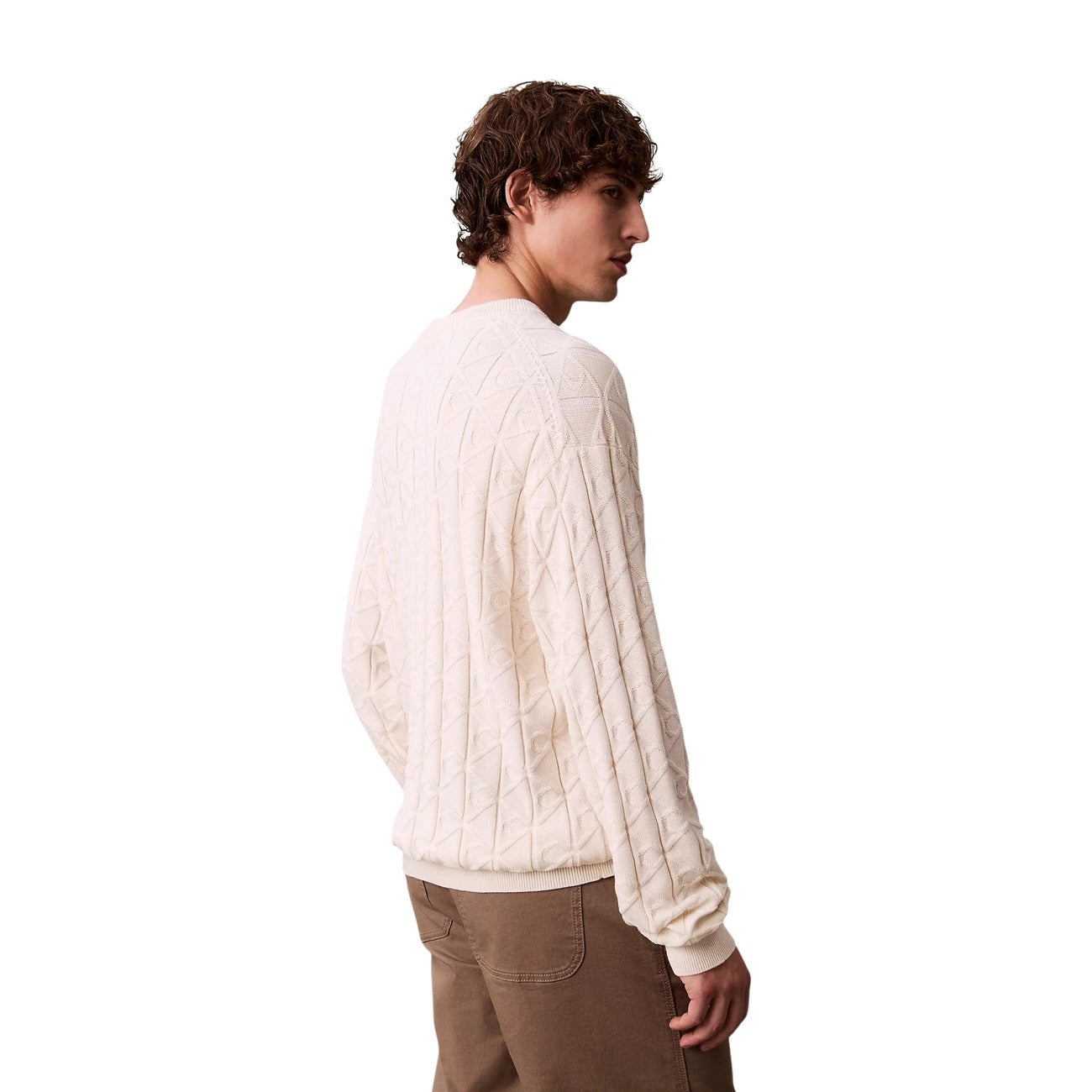 Maglione Relaxed Calvin Klein; Logo All-Over. 100% Cotone. Girocollo, finiture a costine, vestibilità comoda. Design d'autore minimale e ricercato. Posteriore laterale 