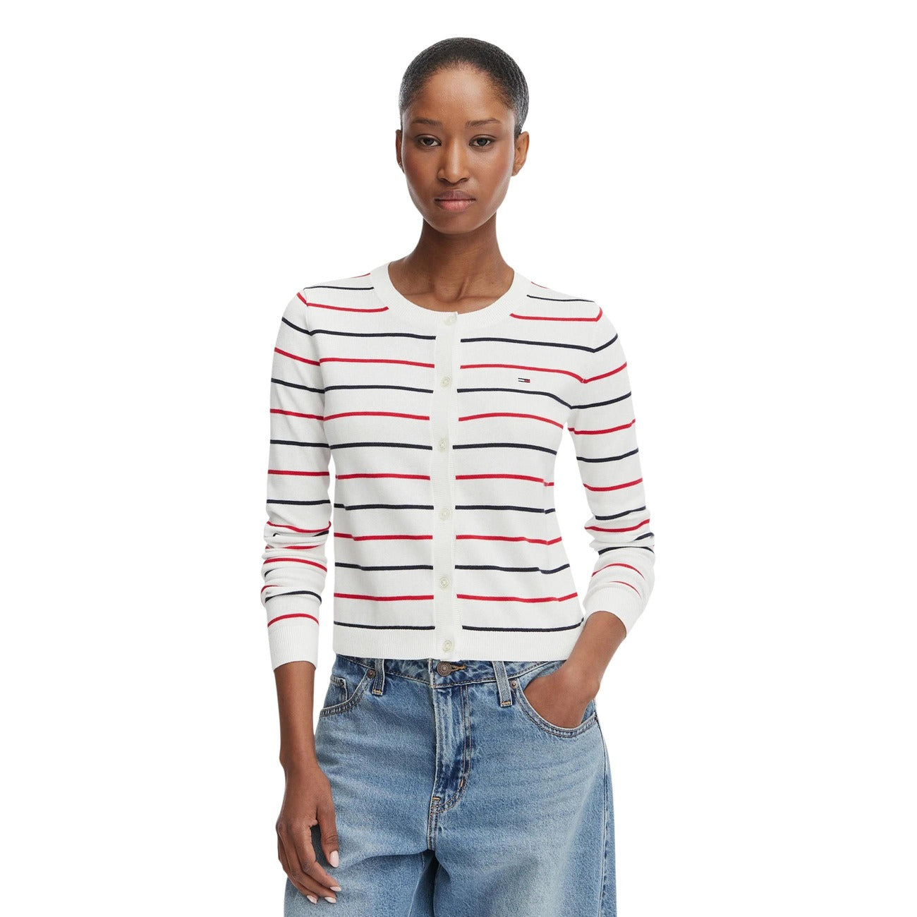 Cardigan Tommy Jeans donna bianco a righe DW0DW20976. Maglia aderente in 100% cotone biologico con girocollo, bottoni frontali e logo bandiera classico ricamato sul petto, abbigliamento donna autunno inverno.