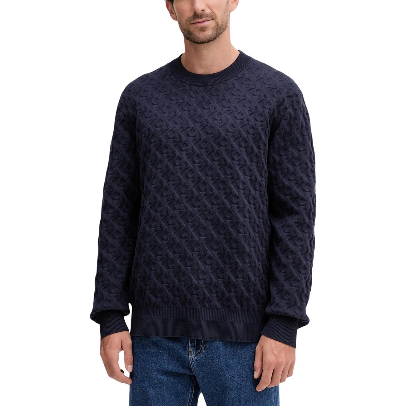 Maglione CK Jeans Monogram; Misto Cotone. Lavorazione jacquard in rilievo, girocollo, bordi a costine. Design moderno, traspirante e resistente. Stile iconico per l'Autunno/Inverno. Vista frontale 