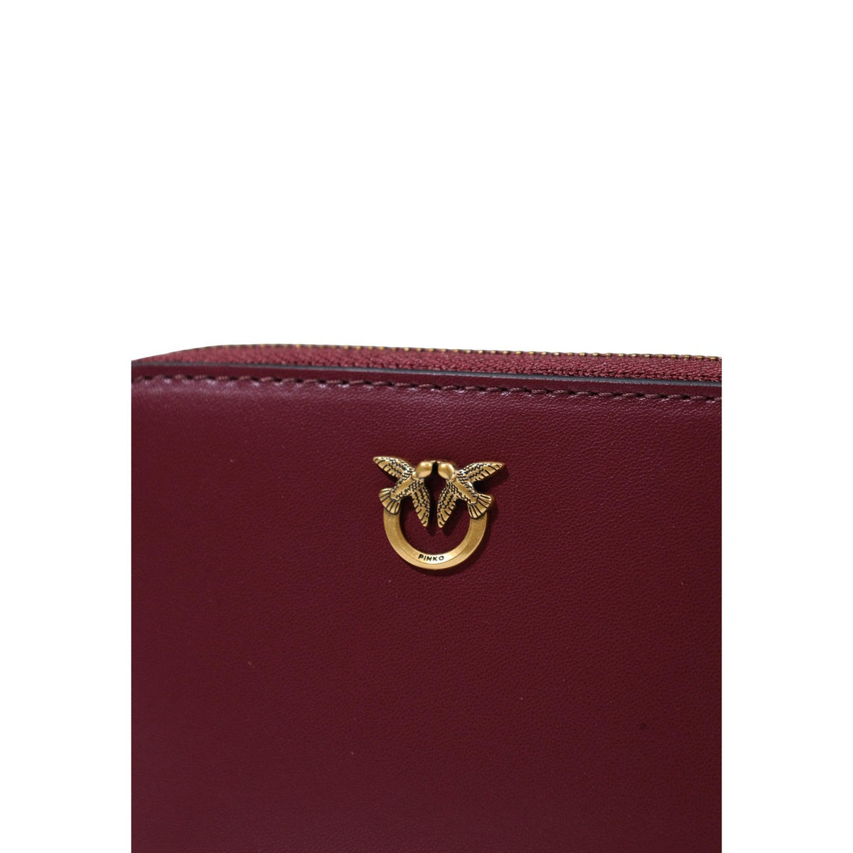 Portafoglio Pinko donna bordeaux 100249A0F1. Portafoglio piccolo quadrato in 100% pelle di vacca con zip, fodera in cotone e fibbia con iconici uccellini Love Birds metallici, accessorio donna autunno inverno.