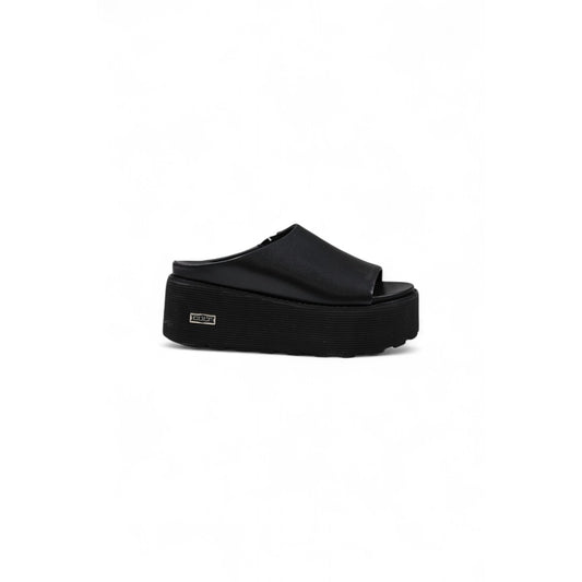 Cult Nancy 3457 W; Sandalo Platform Nero. 100% Pelle, tacco 8 cm. Suola spessa ammortizzata, chiusura con fibbia, stile urban-chic.