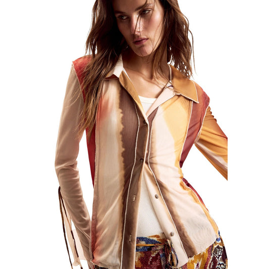Camicetta Desigual x Christian Lacroix; stampa sfumata, tessuto semitrasparente, maniche lunghe con lacci, colletto classico. Un design unico Made in Barcelona.