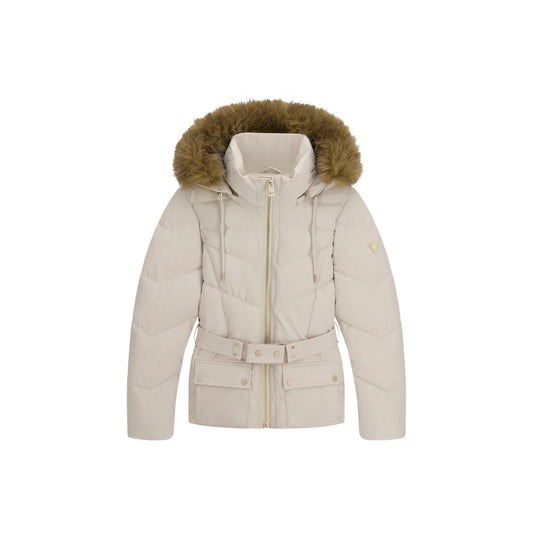 Piumino corto donna Guess New Fatema Short Bel. Giacca invernale imbottita beige  con cappuccio profilato in ecopelliccia, chiusura a cerniera e cintura che segna la vita.