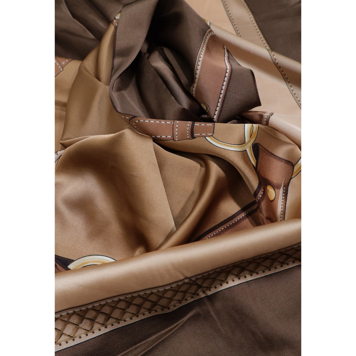 Foulard quadrato donna Guess Camden AW5652 POL03. Sciarpa stola 120x120 cm in tessuto fluido con motivo stampa equestre e logo Guess.