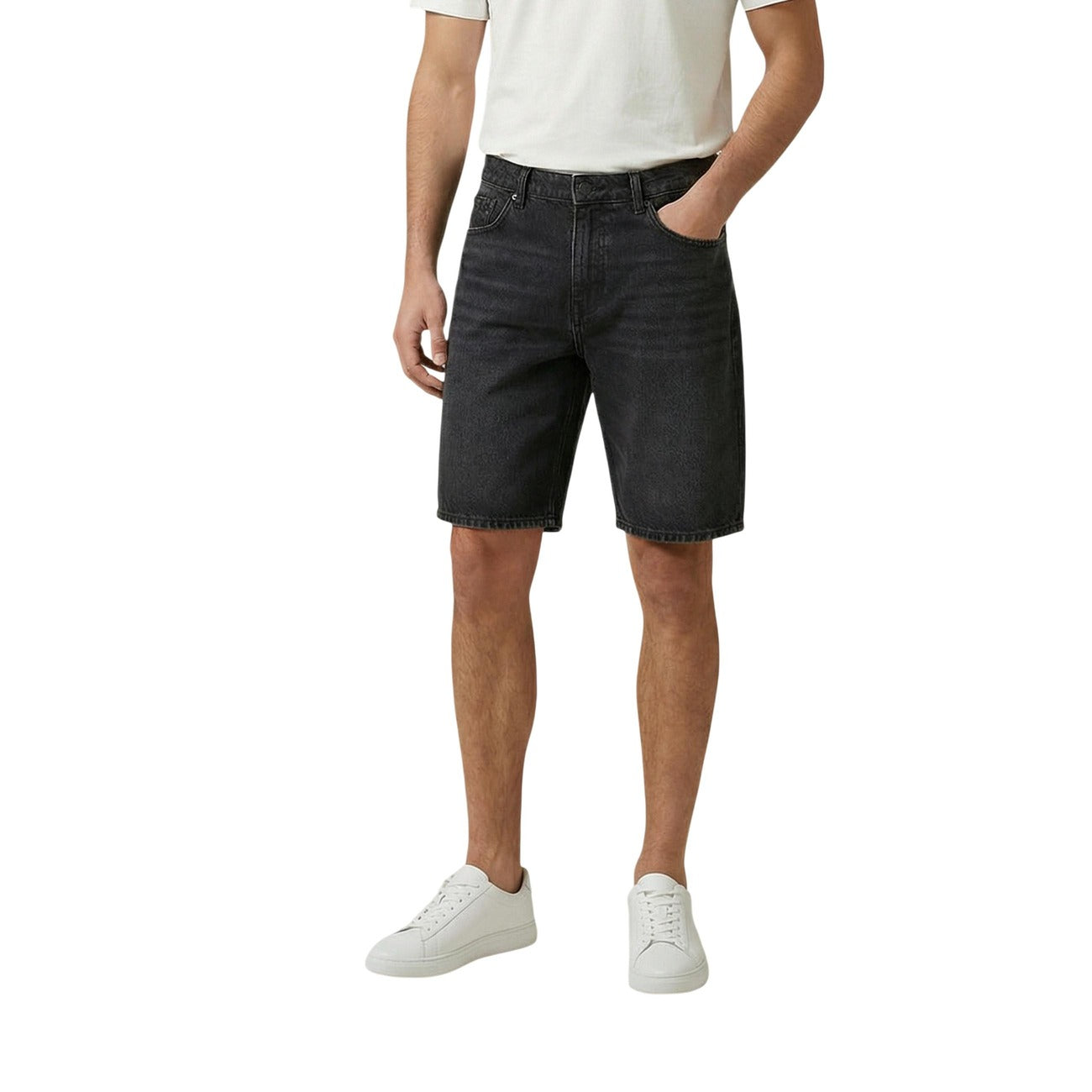 Only & Sons Onscarl Denim Bermuda; 100% cotone bio, design 5 tasche, regular fit. Il bermuda in jeans essenziale e sostenibile per la stagione calda. Colore nero. Vista frontale 
