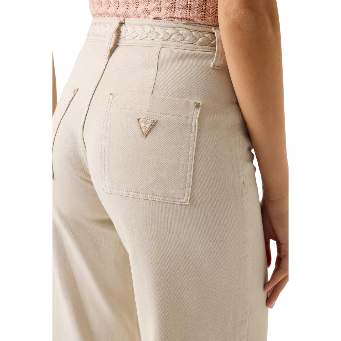 Jeans Crop Bootcut Guess Zoya; Beige. 97% Cotone, 3% Elastam. Dettaglio cintura intrecciata, vita media, gamba a zampa corta. Stile raffinato e di tendenza per tutte le stagioni. Dettaglio 