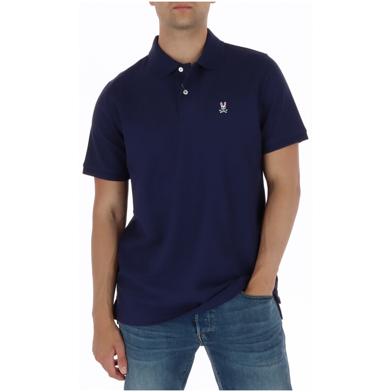 Polo Psycho Bunny Blu; 100% Cotone Pima Peruviano. Bottoni in madreperla, colletto anti-arrotolamento, logo ricamato e spacchi laterali. Tessuto piqué traspirante, qualità premium Made in Peru. Vista frontale 