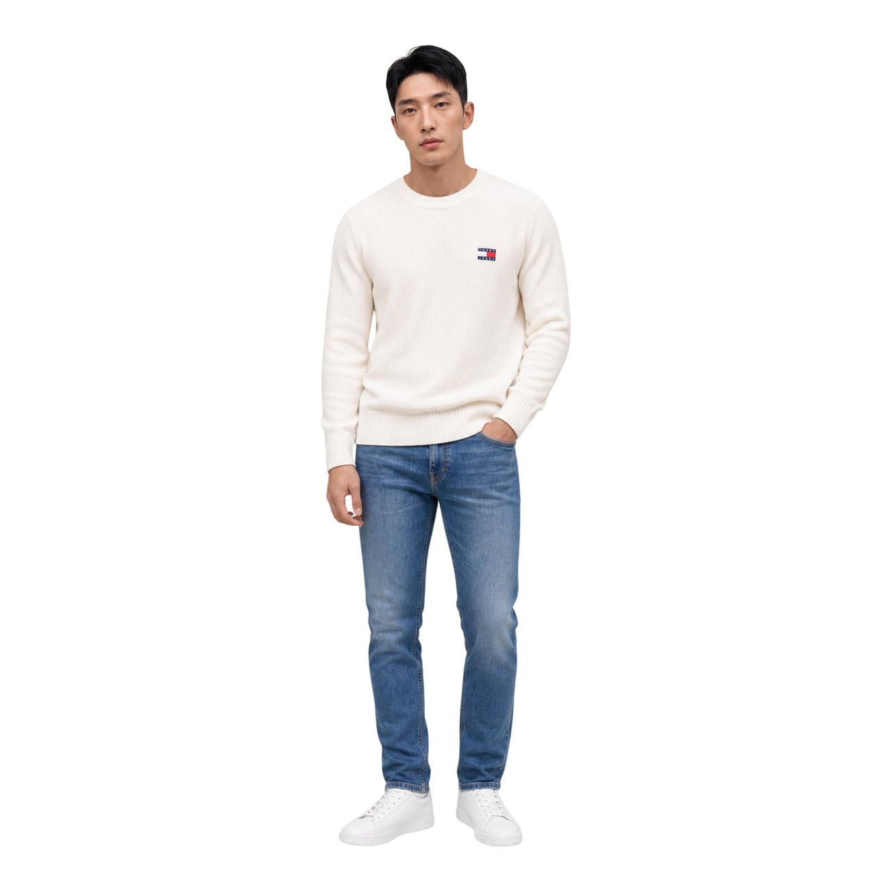 Maglione Tommy Jeans uomo bianco DM0DM20923. Pullover a girocollo in cotone sostenibile con lavorazione a maglia spessa, maniche lunghe, bordi a costine e logo classico applicato sul petto.