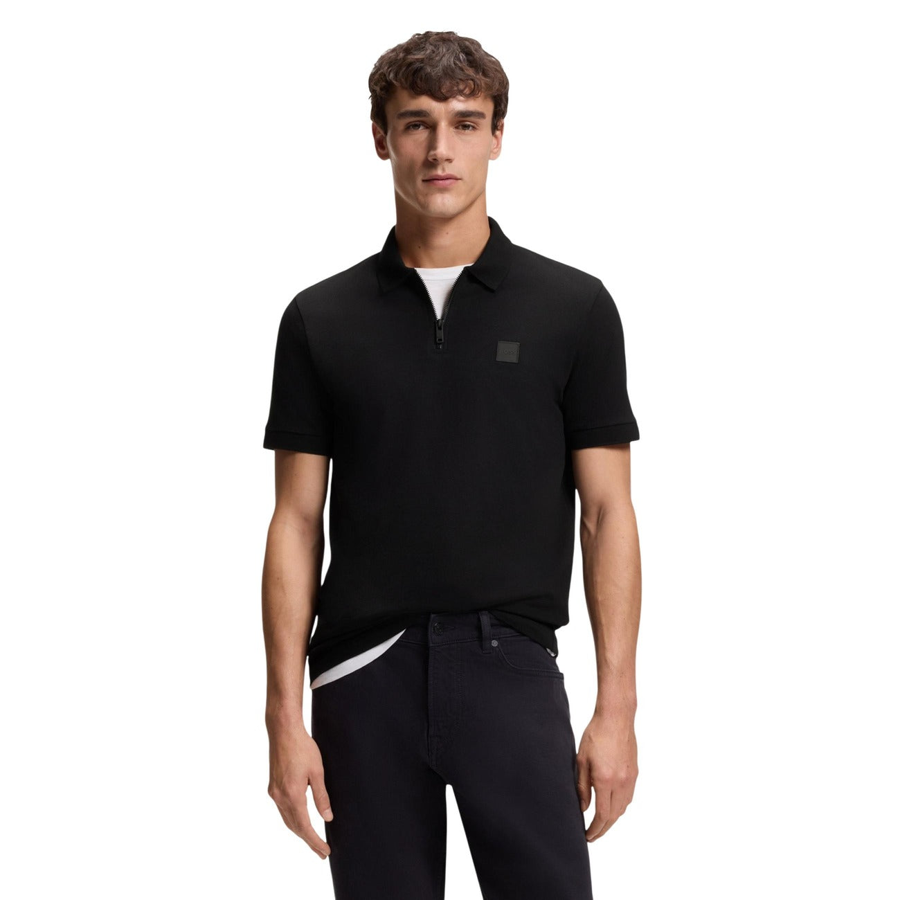 BOSS Passerzip Polo 10256683; 95% cotone, 5% elastan, chiusura zip, logo ricamato. La polo moderna, versatile e confortevole per ogni occasione. Colore nero vista frontale 