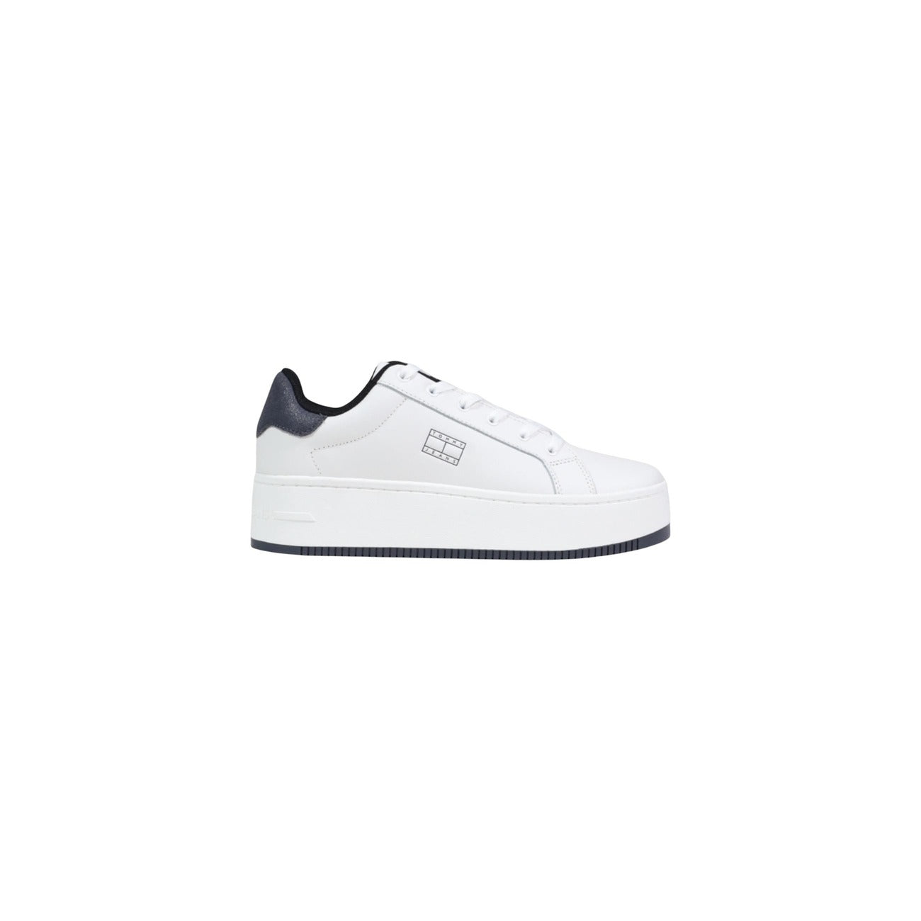 Sneakers Tommy Jeans Plateau; Mix Pelle/Materiali sintetici. Suola rialzata antiscivolo, soletta rimovibile, logo in rilievo. Stile urban basso, design robusto e di tendenza. Bianco e neron