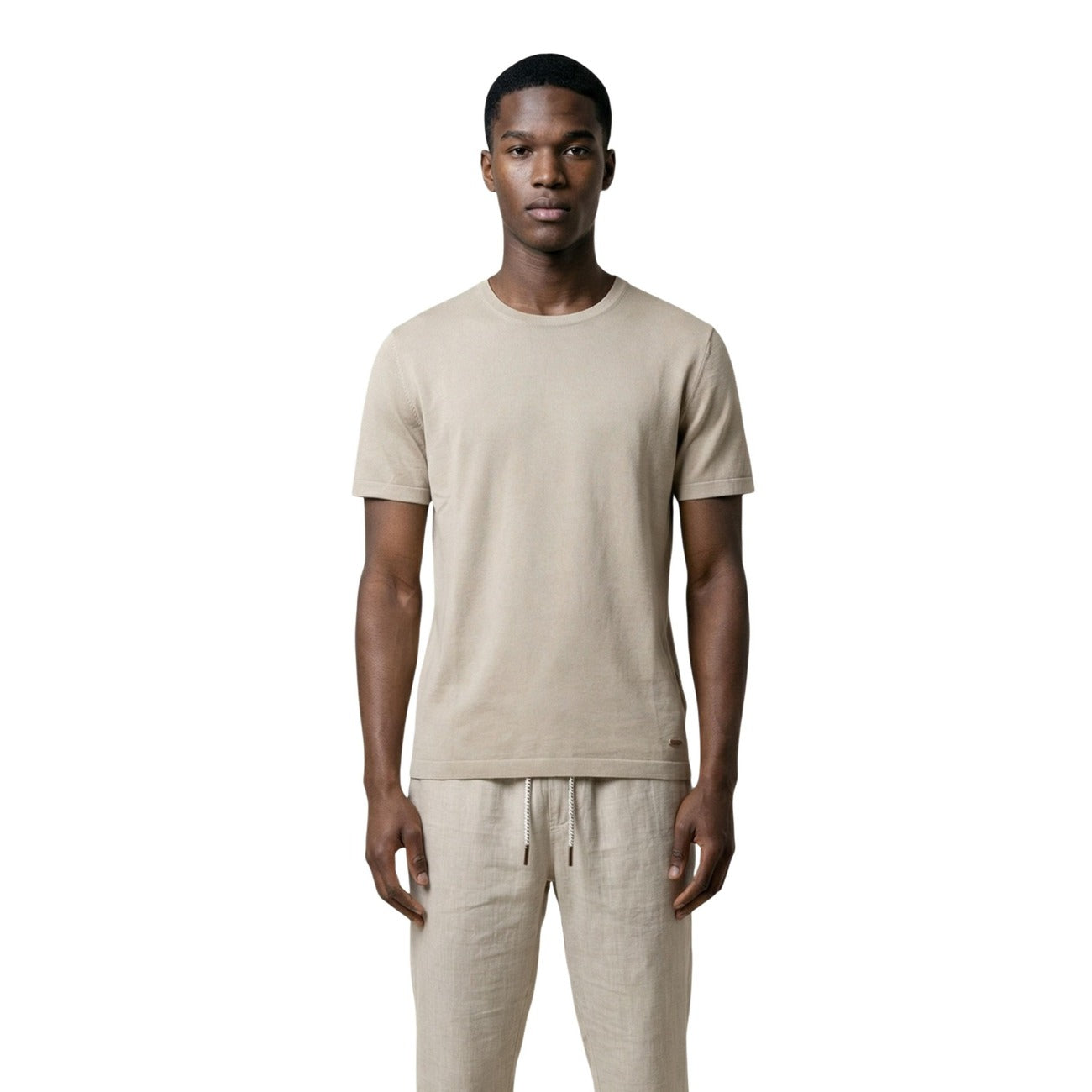 Gianni Lupo Maglia beige in Filo S26; maglieria estiva a manica corta, tessuto fresco e setoso, perfetta per outfit smart-casual in abbinamento a pantaloni eleganti o denim. Vista frontale