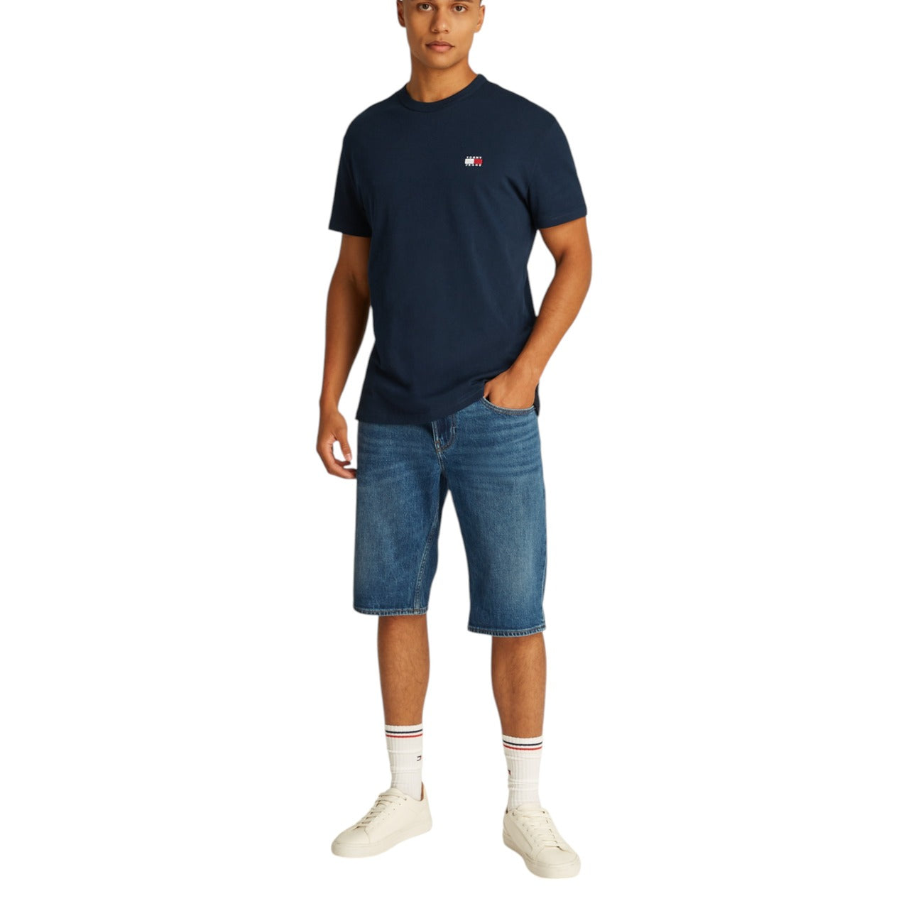 T-shirt Tommy Hilfiger Jeans Badge; 100% Cotone rigenerato. Vestibilità regular, scollo a girocollo, maniche corte. Logo badge ricamato, disponibile in vari colori. Stile casual eco-friendly. Figura intera 