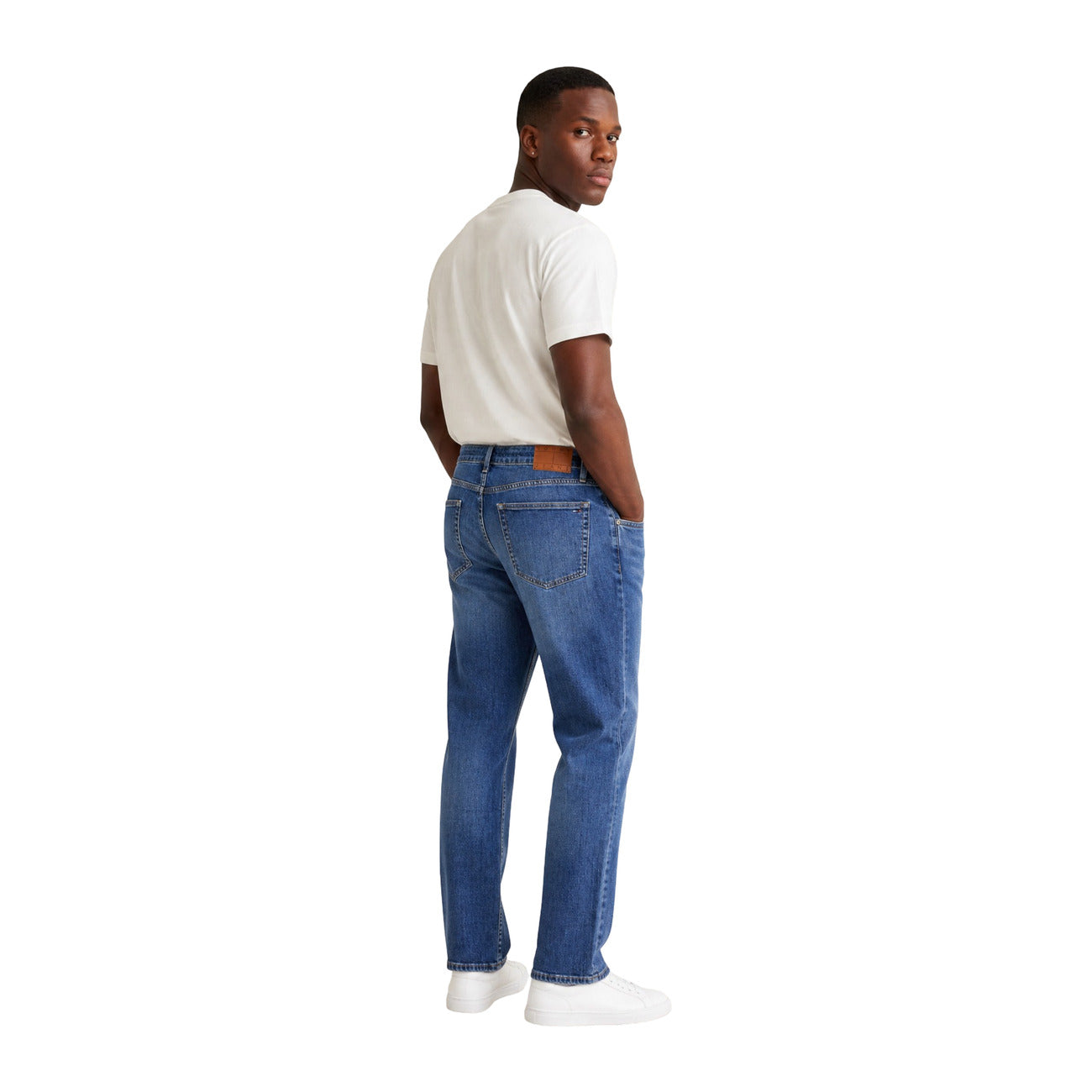 Jeans Uomo Blu Tommy Hilfiger Jeans; Modello Ryan Slim. 99% cotone e 1% elastam, vita media e chiusura con zip. Design 5 tasche con effetto vissuto e cuciture a contrasto, stile casual 4 stagioni. Vista posteriore intera 