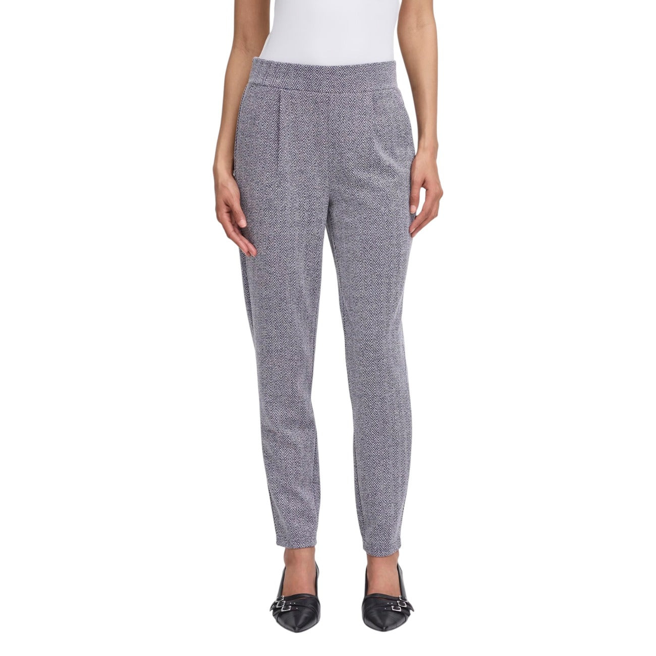 Pantaloni Skinny ICHI Ihkate; Motivo Spinato Blu. Vita alta elastica, tessuto jacquard elasticizzato. Vestibilità aderente e confortevole. Capo versatile per outfit casual-chic e formali. Vista frontale 